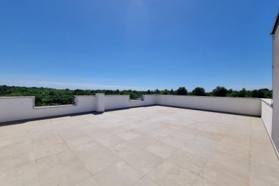 Poreč, Umgebung, Wohnung im 1. Stock mit 3 Schlafzimmern und Dachterrasse, 1 km vom Meer entfernt