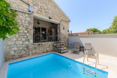 Poreč, okolica, Renovirana kuća na kraju niza s bazenom, 4 km od mora
