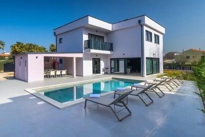 Poreč, przedmieście, Nowoczesna willa z basenem w doskonałej lokalizacji, 800 m od morza