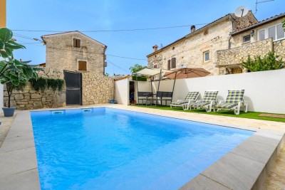 Poreč, uža okolica, Renovirana Kamena kuća s bazenom 3 km od mora