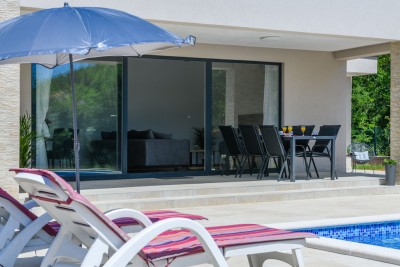 Labin, okolica, Prizemna kuća s bazenom i velikom okućnicom, 3,5 km od mora