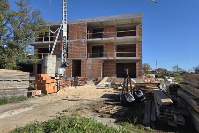 Poreč, dintorni, Appartamento al 1° piano di un edificio con ascensore e vista mare, 7 km dal mare