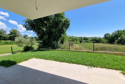 Poreč, Umgebung, Erdgeschosswohnung mit 3 Schlafzimmern und Garten, 1 km vom Meer entfernt