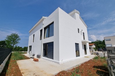 Poreč, uža okolica, Dvojna kuća s okućnicom na odlični lokaciji, 3 km od morja