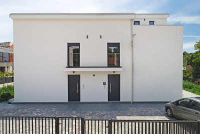 Poreč, uža okolica, Moderna dvojna kuća s 5 spavaćih soba i vrtom, 2 km od mora