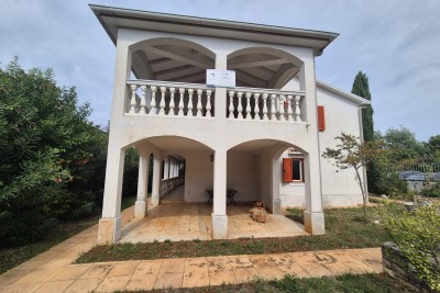 Poreč, Mali Maj - EXKLUZIVNÍ NABÍDKA AGENCE - Samostatně stojící velký rodinný dům, 200 m od moře