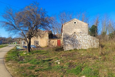 Poreč, okolica, Kamena kuća s okućnicom za renovaciju na mirnoj lokaciji