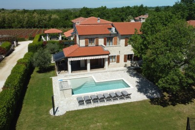 Poreč, okolí, krásný kamenný dům s velkou zahradou a bazénem, 12 km od moře