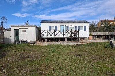 GRAĐEVINSKO ZEMLJIŠTE 907 m² S MONTAŽNOM KUĆOM – KAŠTELIR-LABINCI!