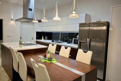 Poreč, centar, Luksuzna kuća s tri stambene jedinice u starogradskoj jezgri, 40 m od mora