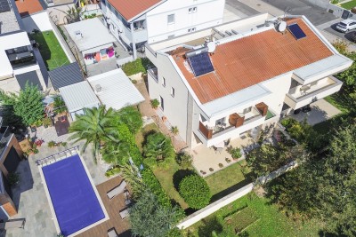 Poreč, širši center, Dvojna hiša z dvema stanovanjem in dvoriščem, 1 km od morja