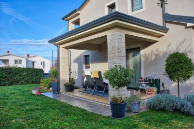 Poreč, okolica, Lepa urejena dvojna hiša, 4 km od Poreča