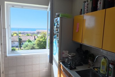 Poreč, širi centar, Stan s dvije spavaće sobe i pogledom na more, 200 m od mora