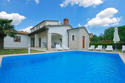 Poreč, okolica, Samostojeća kuća s bazenom na mirnoj lokaciji, 19 km od mora