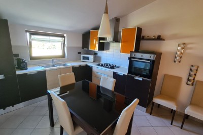 Poreč, Vrsar, Prostrani stan s dvije spavaće sobe i krovnom terasom, 500 m od mora