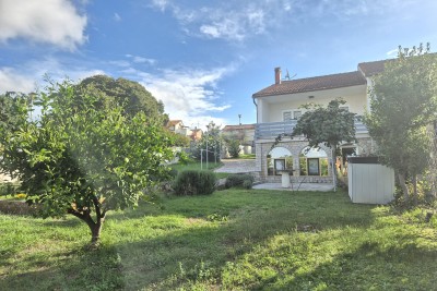 OKOLICA POREČA, KUĆA S POGLEDOM NA MORE I DVORIŠTEM!