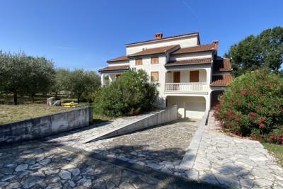 Poreč, Vrsar, surroundings, Detached House with 4 Residential Units and Sea View, 5 km from the Sea