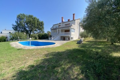 Poreč, Vrsar, surroundings, Detached House with 4 Residential Units and Sea View, 5 km from the Sea