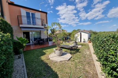 Poreč, okolica, Hiša na koncu niza z vrtom na odlični lokaciji, 3 km od morja