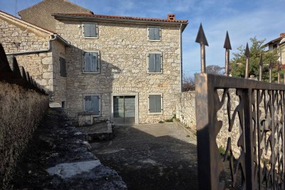 Poreč, Višnjan, okolica, Kamena autohtona kuća djelomično renovirana, 10 km od mora