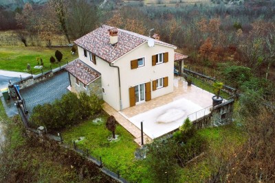 Affascinante casa familiare con piscina e giardino in una posizione idilliaca tra Albona e Pisino!
