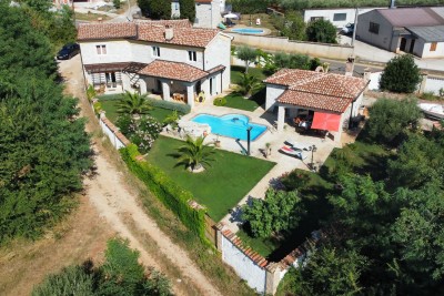 Poreč, dintorni, Casa in pietra con piscina e vista mare, a 10 km dal mare