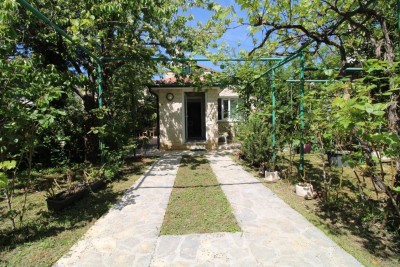 Istria, Parenzo 2 km – Casa indipendente con appartamento aggiuntivo immersa nel verde vicino a Parenzo!