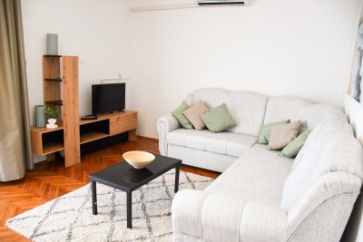 Poreč, širi centar, Prostrani stan na katu manje zgrade, 400 m od mora