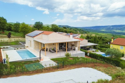 Motovun, okolí, Krásná přízemní vila s bazénem a výhledem na Motovun