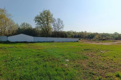 Poreč, Građevinsko zemljišče na iskani lokaciji 2 km od morja