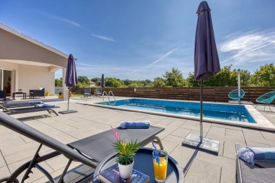 Poreč, Umgebung, Freistehendes Haus mit Pool in ruhiger Lage