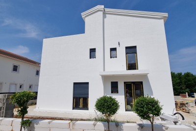 Poreč, uža okolica, Dvojna kuća s okućnicom na odlični lokaciji, 3 km od morja