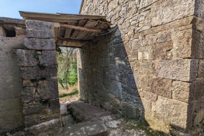 Poreč, Karojba, okolica, 3 objekta za renovaciju s okućnicom, 25 km od mora