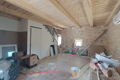 Poreč, okolica, Renovirana kamena kuća na kraju niza, 5 km od mora
