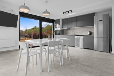 Poreč, uža okolica, Moderna dvojna kuća s 5 spavaćih soba i vrtom, 2 km od mora