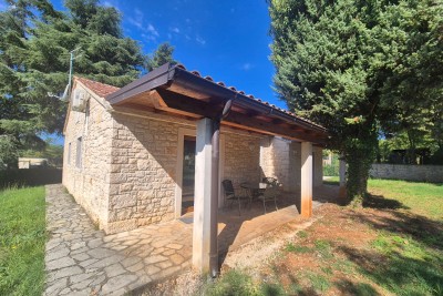 Poreč, Kamena kuća s dvorištem u blizini mora!