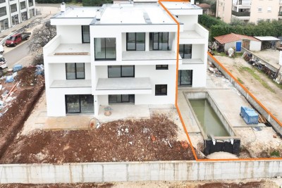 Poreč, Casa con piscina alla fine della fila a 850 m dal mare