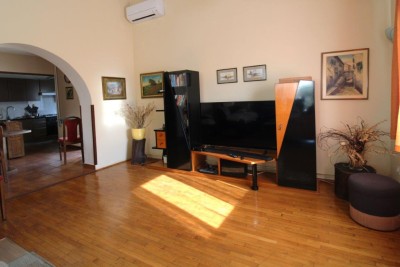 Esclusiva dell'agenzia! Istria, Parenzo - Casa indipendente con due appartamenti + monolocale e ampio giardino - 1500 m dal mare!