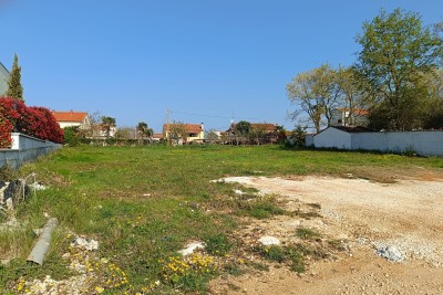 Poreč, Terreno edificabile in posizione ricercata a 2 km dal mare