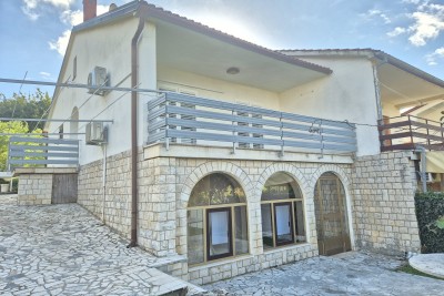 OKOLICA POREČA, KUĆA S POGLEDOM NA MORE I DVORIŠTEM!