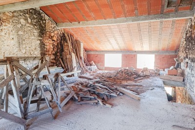 Poreč, okolica, Kuća u nizu s okućnicom djelomično renovirana