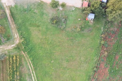 Poreč, okolí, stavební pozemek na konci sídliště, 5 km od moře