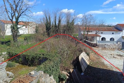 Poreč, okolica, Kuća u nizu s okućnicom djelomično renovirana