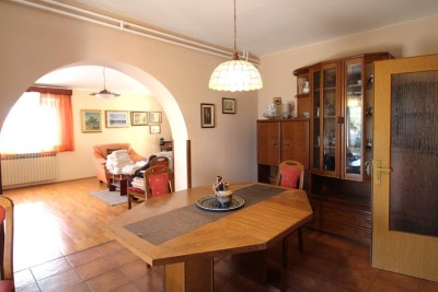 Esclusiva dell'agenzia! Istria, Parenzo - Casa indipendente con due appartamenti + monolocale e ampio giardino - 1500 m dal mare!