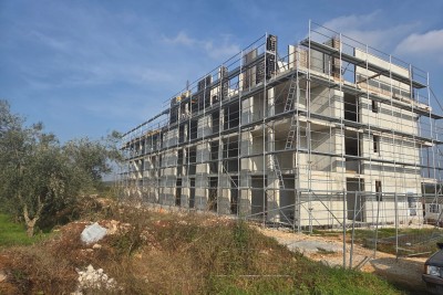 Poreč, okolí, Byty v moderní budově ve výstavbě, 3 km od moře