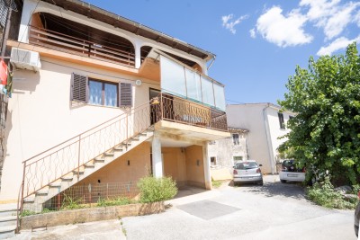 Poreč, okolica, Hiša v nizu in starina z dvoriščem za obnovo, 19 km od morja