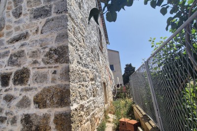 Poreč, okolica, Renovirana kamena kuća na kraju niza, 5 km od mora