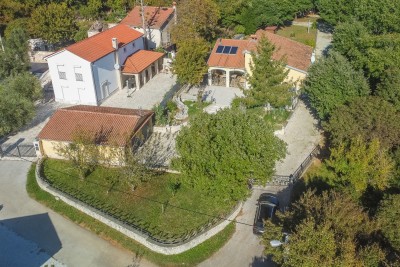 Poreč, okolica, Samostojeća hiša z veliko parcelo 6600 m2, 7 km od morja