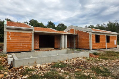 Moderni poluodvojeni bungalov s bazenom u blizini Poreč!