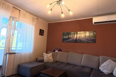 Poreč, širi centar, Stan s dvije spavaće sobe i pogledom na more, 200 m od mora